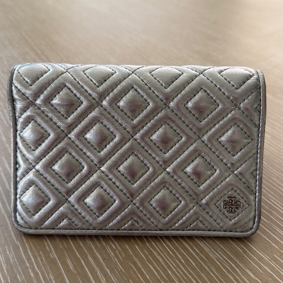 Tory Burch Fleming Medium Metallic Slim Wallet Silver Quilted Leather Wallet - Picture 12 of 17